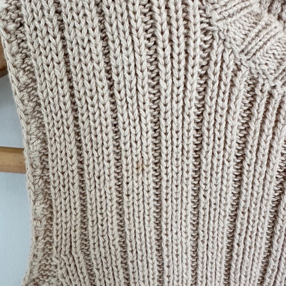 AYNI BEIGE SLEEVELESS SWEATER SET WITH BACK KICK PLEAT - Picture 3 of 8
